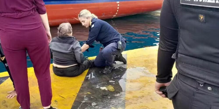 Alldaynews.gr Γυναίκα έπεσε στη θάλασσα πριν την αναχώρηση του Blue Star Naxos από το λιμάνι του Πειραιά