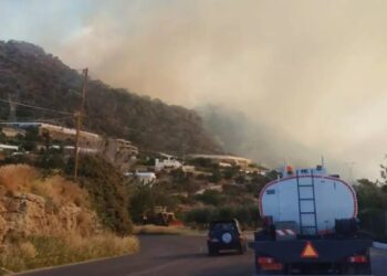 Ανεξέλεγκτη η μεγάλη φωτιά στην Κρήτη: Τέσσερις τραυματίες, ενισχύονται οι πυροσβεστικές δυνάμεις