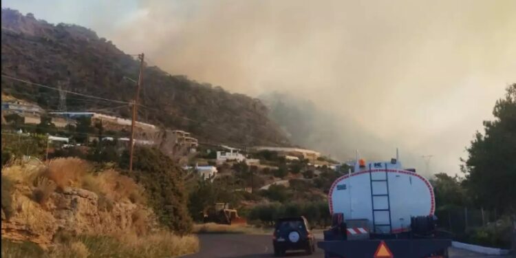 Ανεξέλεγκτη η μεγάλη φωτιά στην Κρήτη: Τέσσερις τραυματίες, ενισχύονται οι πυροσβεστικές δυνάμεις