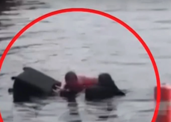 Η στιγμή που τουρίστρια πέφτει στη θάλασσα στο λιμάνι του Πειραιά προσπαθώντας να πιάσει τη βαλίτσα της (video)