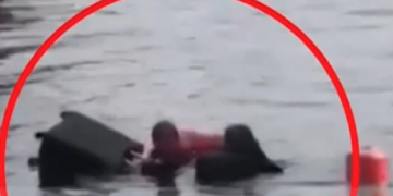 Alldaynews.gr Η στιγμή που τουρίστρια πέφτει στη θάλασσα στο λιμάνι του Πειραιά προσπαθώντας να πιάσει τη βαλίτσα της (video)