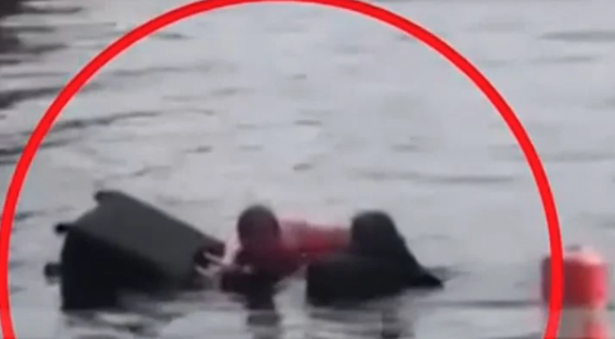 Alldaynews.gr Η στιγμή που τουρίστρια πέφτει στη θάλασσα στο λιμάνι του Πειραιά προσπαθώντας να πιάσει τη βαλίτσα της (video)