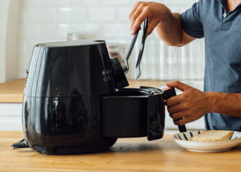Πόσο ασφαλές για την υγεία μας είναι τελικά το μαγείρεμα με το air fryer; Γαστρεντερολόγος του Χάρβαρντ εξηγεί