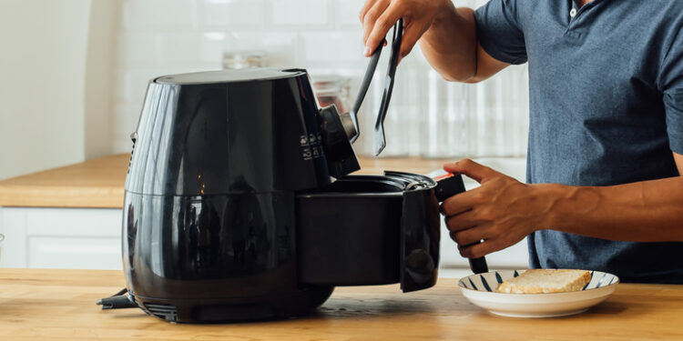 Alldaynews.gr Πόσο ασφαλές για την υγεία μας είναι τελικά το μαγείρεμα με το air fryer; Γαστρεντερολόγος του Χάρβαρντ εξηγεί