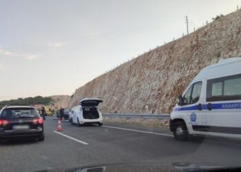 Πάρκαρε το φορτηγό στην Ιόνια Οδό και έδειρε τη σύζυγό του – Την έστειλε στο νοσοκομείο