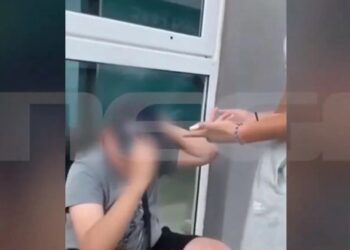 «Πάτησέ τον, παίξ’ του μπουνιές» – Συγκλονιστικό βίντεο με τον άγριο ξυλοδαρμό 14χρονου σε Γυμνάσιο (video)