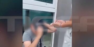 «Πάτησέ τον, παίξ’ του μπουνιές» – Συγκλονιστικό βίντεο με τον άγριο ξυλοδαρμό 14χρονου σε Γυμνάσιο (video)