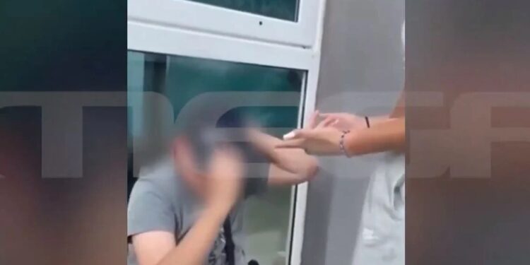 «Πάτησέ τον, παίξ’ του μπουνιές» – Συγκλονιστικό βίντεο με τον άγριο ξυλοδαρμό 14χρονου σε Γυμνάσιο (video)