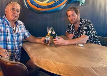 Alldaynews.gr Survivor: Στην αγκαλιά του ναυαγού πατέρα του ο Τζέιμς – «Ενώ βούλιαζε το πλοίο του…» (φωτο)