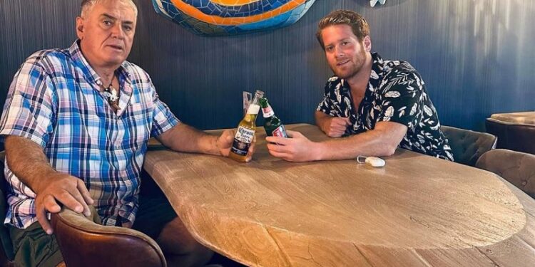 Alldaynews.gr Survivor: Στην αγκαλιά του ναυαγού πατέρα του ο Τζέιμς – «Ενώ βούλιαζε το πλοίο του…» (φωτο)