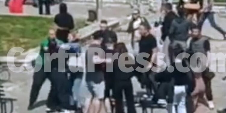 Κέρκυρα: Άγριος καβγάς και ξύλο πριν από το μαχαίρωμα ανήλικων – Καρέ – καρέ η συμπλοκή