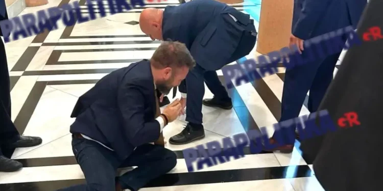 Ξυλοδαρμός στη Βουλή: Ο ανεξάρτητος βουλευτής Κωνσταντίνος Φλώρος έδειρε τον βουλευτή της Ελληνικής Λύσης Βασίλη Γραμμένο (φωτο)