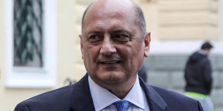 Ο Πέτρος Μαντούβαλος μας ενημέρωσε ότι «δεν γίνεται ρε παιδιά να βασανίζεται ο Μητσοτάκης για μια δολοφονία» (video)