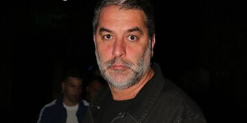 Άγιος Δημήτριος: Άγρια ρατσιστική επίθεση σε διανομέα στη μέση του δρόμου – Εικόνες αποτροπιασμού