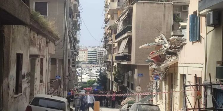 Alldaynews.gr Αστυνομικός ο 31χρονος νεκρός στο Πασαλιμάνι – Προσπάθησε να διασωθεί και τον πλάκωσε το κτίριο – 7 προσαγωγές (φωτο, video)