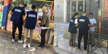 Alldaynews.gr 12 συλλήψεις για διακίνηση ναρκωτικών σε σχολεία – Τα έκρυβαν σε λούκι και έδερναν τους μαθητές εάν δεν τα διακινούσαν