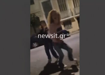 «Φοβήθηκα ότι θα γίνει κακό» λέει αυτόπτης μάρτυρας για τη γυναίκα που πήδηξε από το παράθυρο για να σωθεί