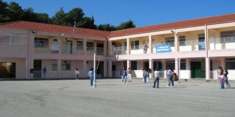 15χρονος έσβησε τσιγάρο σε μάγουλο 14χρονου – Χειροπέδες και στους γονείς του δράστη