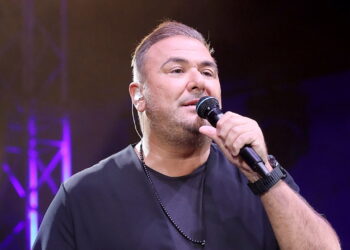 «Ζητώ συγνώμη για αυτό που σας έκανε η Ελλάδα»: Ο Αντώνης Ρέμος μπροστά σε χιλιάδες Αλβανούς απολογήθηκε για τη χώρα μας