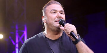 «Ζητώ συγνώμη για αυτό που σας έκανε η Ελλάδα»: Ο Αντώνης Ρέμος μπροστά σε χιλιάδες Αλβανούς απολογήθηκε για τη χώρα μας