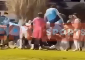 Απίστευτη εναέρια κλωτσιά ποδοσφαιριστή σε κεφάλι αντιπάλου στην Ρόδο – Τον ψάχνει η Αστυνομία