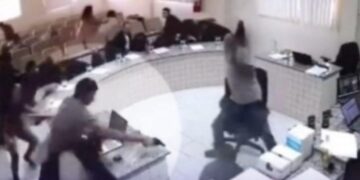 Alldaynews.gr Μπήκε στο δικαστήριο για εκδίκηση: Πυροβόλησε έξι φορές τον δολοφόνο του πατέρα του αλλά σώθηκε – Δείτε το βίντεο