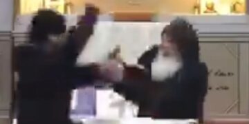 Alldaynews.gr Φρίκη στο Σίδνεϊ: Άγνωστος επιτέθηκε και μαχαίρωσε ιερέα και ακόμη 3 άτομα σε εκκλησία (φωτο, video)