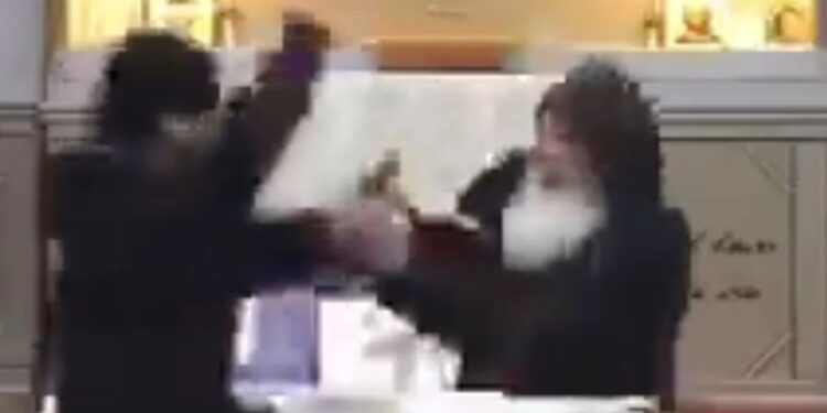 Alldaynews.gr Φρίκη στο Σίδνεϊ: Άγνωστος επιτέθηκε και μαχαίρωσε ιερέα και ακόμη 3 άτομα σε εκκλησία (φωτο, video)