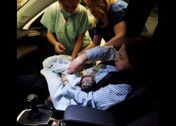 Λάρισα: Γυναίκα γέννησε μέσα στο αυτοκίνητο λίγο πριν φτάσει στην κλινική – Τρισευτυχισμένος ο σύζυγος (φωτο)