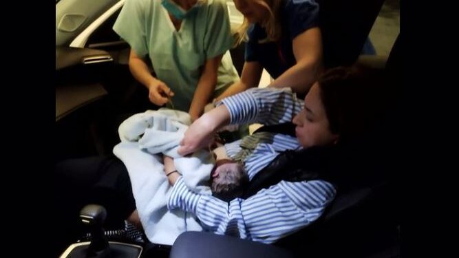 Alldaynews.gr Λάρισα: Γυναίκα γέννησε μέσα στο αυτοκίνητο λίγο πριν φτάσει στην κλινική – Τρισευτυχισμένος ο σύζυγος (φωτο)