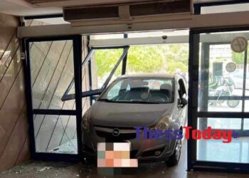 Θεσσαλονίκη: Γυναίκα πάτησε γκάζι και το αυτοκίνητο «καρφώθηκε» στην είσοδο του Ιπποκράτειου νοσοκομείου