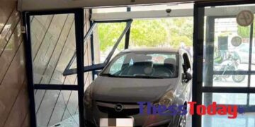 Θεσσαλονίκη: Γυναίκα πάτησε γκάζι και το αυτοκίνητο «καρφώθηκε» στην είσοδο του Ιπποκράτειου νοσοκομείου