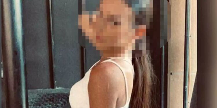 Alldaynews.gr Μαρκόπουλο: «Της είχα πει να ξεκόψει μαζί του. Οι γιατροί λένε ότι δεν επιστρέφει», σπαράζει η μάνα της 22χρονης