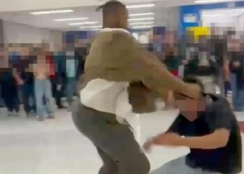 Καθηγητής έκανε τουλούμι στο ξύλο μαθητή του που τον αποκάλεσε «νέγρο» (video)