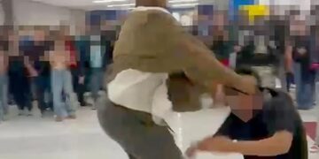 Alldaynews.gr Καθηγητής έκανε τουλούμι στο ξύλο μαθητή του που τον αποκάλεσε «νέγρο» (video)