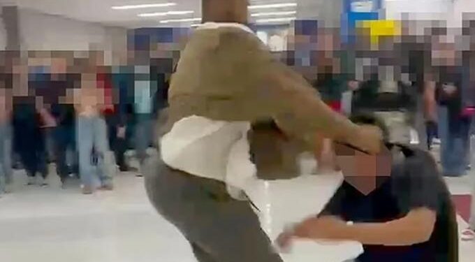 Alldaynews.gr Καθηγητής έκανε τουλούμι στο ξύλο μαθητή του που τον αποκάλεσε «νέγρο» (video)