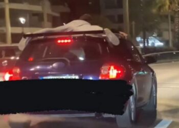 Τρομακτικό βίντεο στην Παραλιακή – Νεαρός ξαπλωμένος στην οροφή του αυτοκινήτου