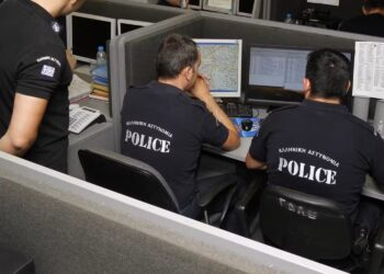 Σоκαρıστική καταγγελία για την Αστυνομία: Κάλεσε το 100 και περίμενε 13 λεπτά αναμονή (video)