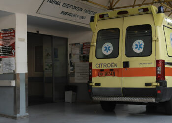 Alldaynews.gr «Πάγωσαν» τα 2 μικρά αδελφάκια: Βρήκαν ξαφνικά νεκpό στο πάτωμα τον 46χρονο πατέρα τους, λιγο πριν το σχολείο