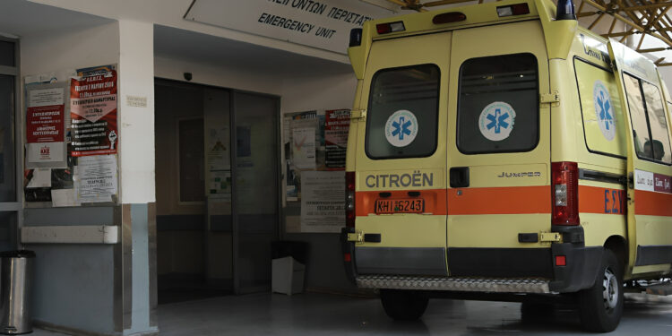 Alldaynews.gr «Πάγωσαν» τα 2 μικρά αδελφάκια: Βρήκαν ξαφνικά νεκpό στο πάτωμα τον 46χρονο πατέρα τους, λιγο πριν το σχολείο