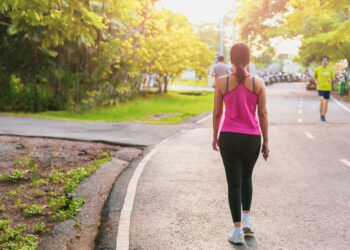 Πόσο πρέπει να περπατάτε κάθε μέρα για να αδυνατίσετε και να κάψετε λίπος