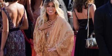 Alldaynews.gr Η εντυπωσιακή εμφάνιση της Βάσιας Κωσταρά στο κόκκινο χαλί του Φεστιβάλ Καννών