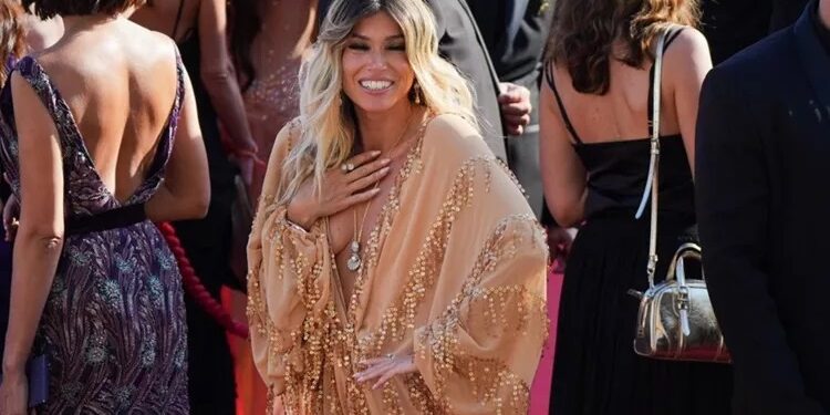 Alldaynews.gr Η εντυπωσιακή εμφάνιση της Βάσιας Κωσταρά στο κόκκινο χαλί του Φεστιβάλ Καννών