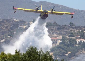 Χαλκιδική: Καναντέρ έριξε κατά λάθος τόνους νερού σε ξενοδοχείο (video)