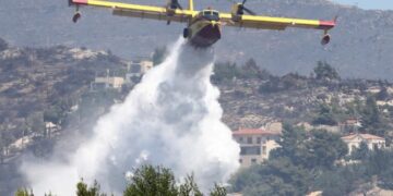 Alldaynews.gr Χαλκιδική: Καναντέρ έριξε κατά λάθος τόνους νερού σε ξενοδοχείο (video)