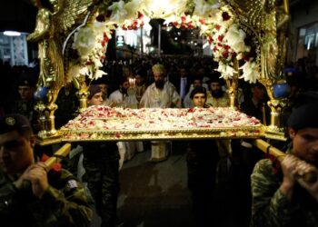 Ελάχιστοι γνωρίζουν το πραγματικό νόημα: Γιατί περνάμε κάτω από τον επιτάφιο την Μεγάλη Παρασκευή;