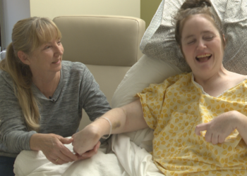 Μητέρα ξύπνησε από το κώμα 5 χρόνια μετά και γιόρτασε συγκινημένη τη γιορτή της μητέρας αγκαλιά με τα 3 παιδιά της