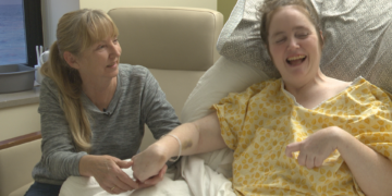 Alldaynews.gr Μητέρα ξύπνησε από το κώμα 5 χρόνια μετά και γιόρτασε συγκινημένη τη γιορτή της μητέρας αγκαλιά με τα 3 παιδιά της