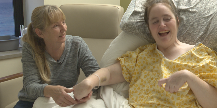 Alldaynews.gr Μητέρα ξύπνησε από το κώμα 5 χρόνια μετά και γιόρτασε συγκινημένη τη γιορτή της μητέρας αγκαλιά με τα 3 παιδιά της