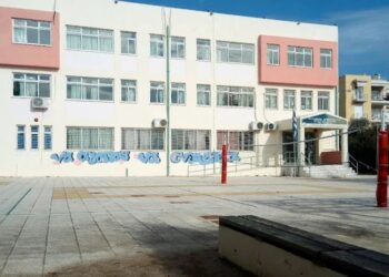 Alldaynews.gr Ανήλικοι εξωσχολικοί τραυμάτισαν καθηγήτρια σε σχολείο στο Μαρούσι με κροτίδες, νερόμπαλες και αυγά – Έγιναν 9 προσαγωγές